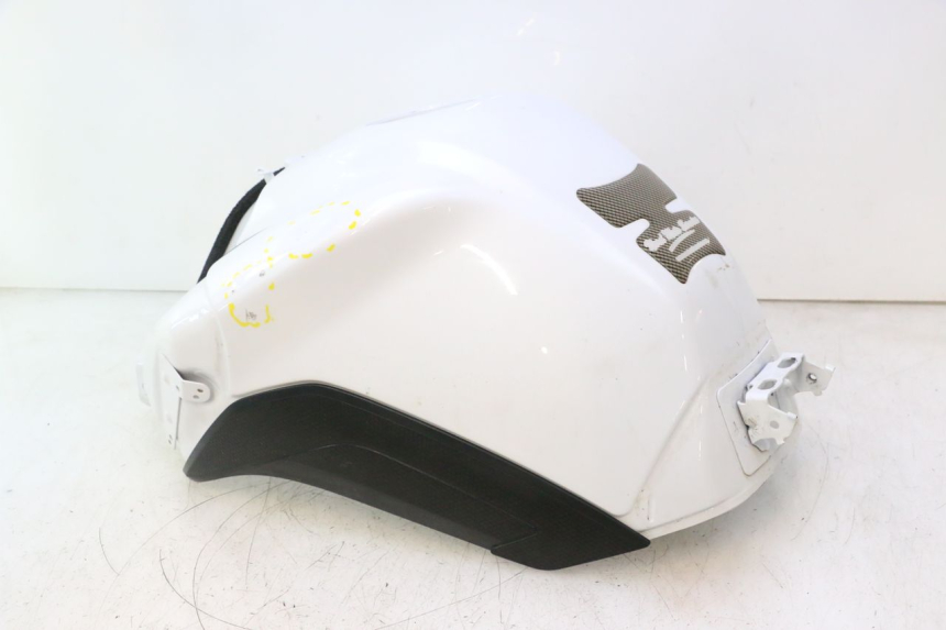photo de FUEL TANK YAMAHA FZ8 800 (2010 - 2016) - Fixing points details