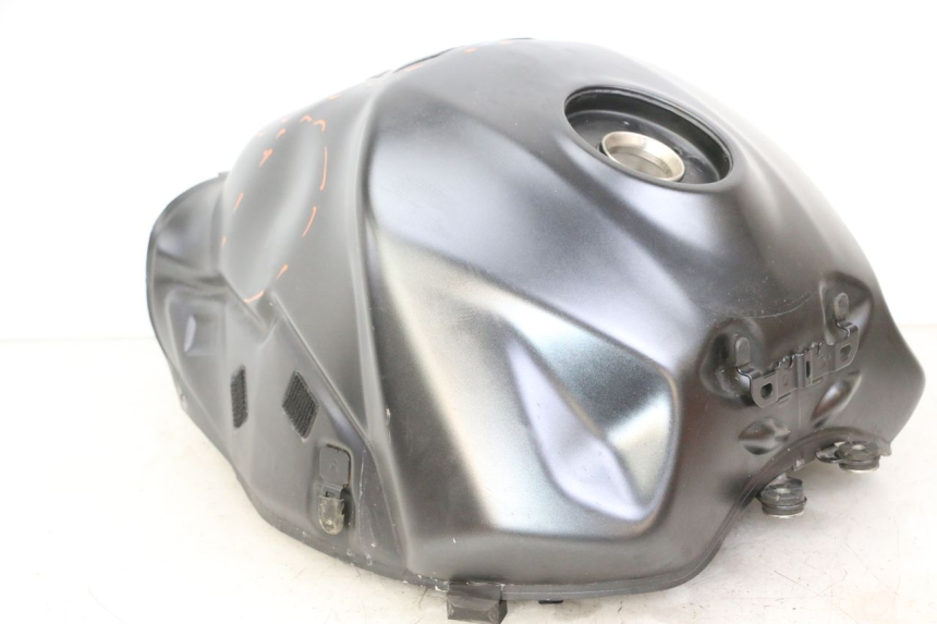 photo de FUEL TANK SUZUKI GSR 750 (2011 - 2017) - Fixing points details