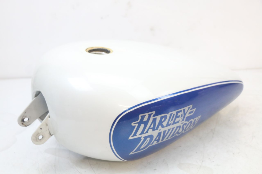 photo de FUEL TANK HARLEY DAVIDSON SPORTSTER XL CUSTOM 883 (1999 - 2006) - Technical close-up