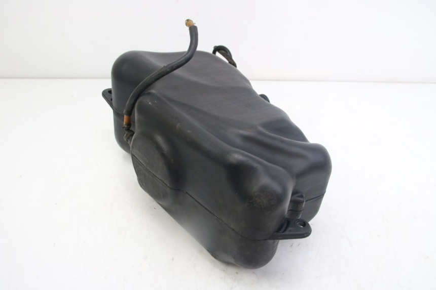 photo de FUEL TANK PIAGGIO MP3 125 (2006 - 2014) - Fixing points details