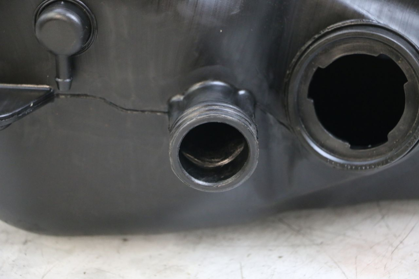 photo de FUEL TANK PIAGGIO MP3 125 (2006 - 2014) - Fixing points details