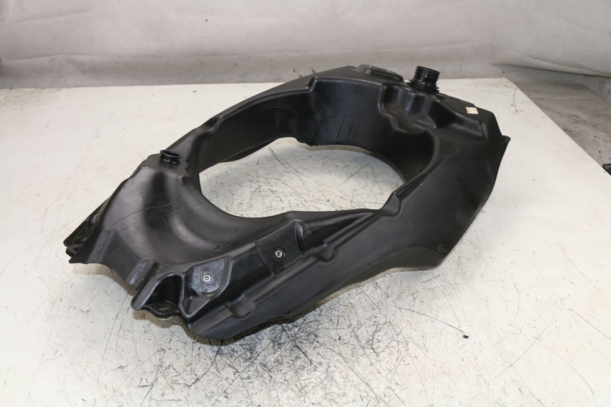 photo de FUEL TANK RIEJU RS SPORT NAKED 50 (2013 - 2018) - Zoom on usage condition