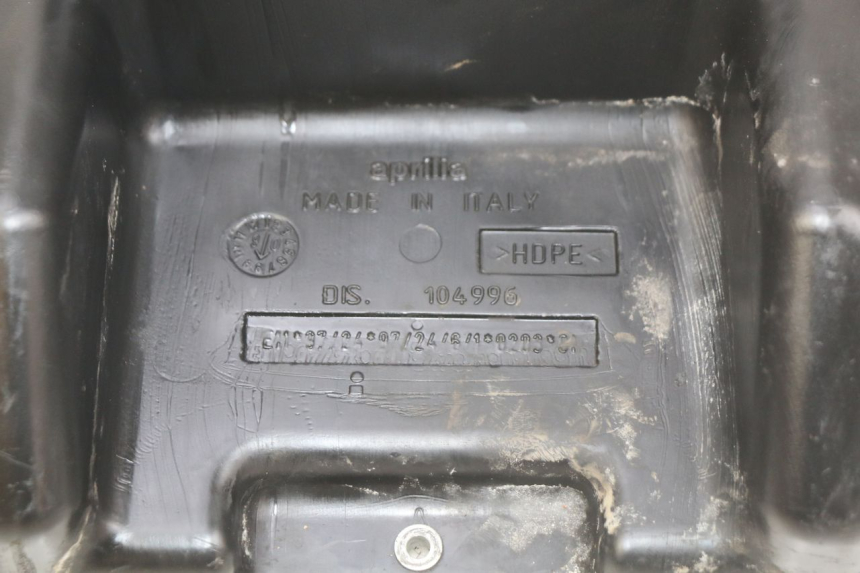 photo de FUEL TANK APRILIA SCARABEO 100 (2003 - 2012) - Technical close-up