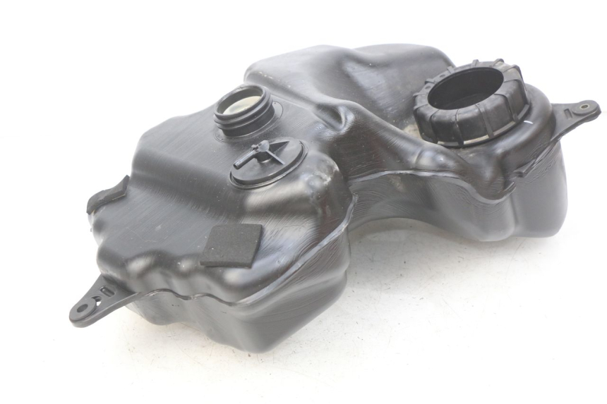 photo de FUEL TANK SUZUKI SIXTEEN 125 (2008 - 2010) - Zoom on usage condition