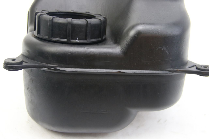photo de FUEL TANK SUZUKI SIXTEEN 125 (2008 - 2010) - Zoom on usage condition