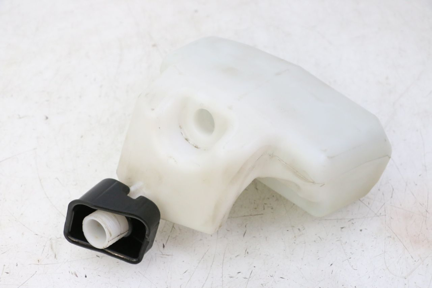 photo de OIL TANK PEUGEOT CITYSTAR 50 (2013 - 2017) - Fixing points details