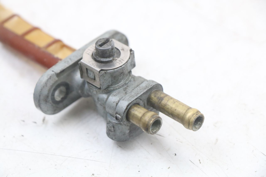 photo de FUEL TANK TAP SUZUKI GS F 500 (2004 - 2007) - Fixing points details