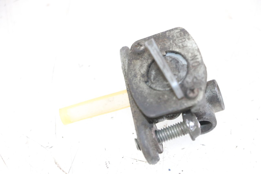 photo de FUEL TANK TAP YAMAHA FZS FAZER 600 (2001 - 2003) - Zoom on usage condition