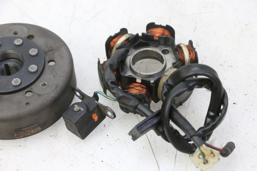 photo de ROTOR STATOR PEUGEOT KISBEE 2T 50 (2010 - 2017) - Alternative perspective