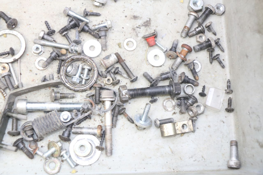 photo de SCREW FASTENER BAG PIAGGIO FLY 100 (2006 - 2010) - Zoom on usage condition