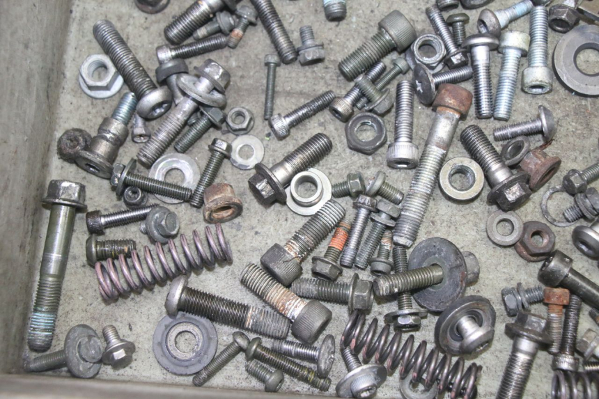 photo de SCREW HARDWARE BAG YAMAHA FZ6 N FAZER 600 (2004 - 2006) - Alternative perspective