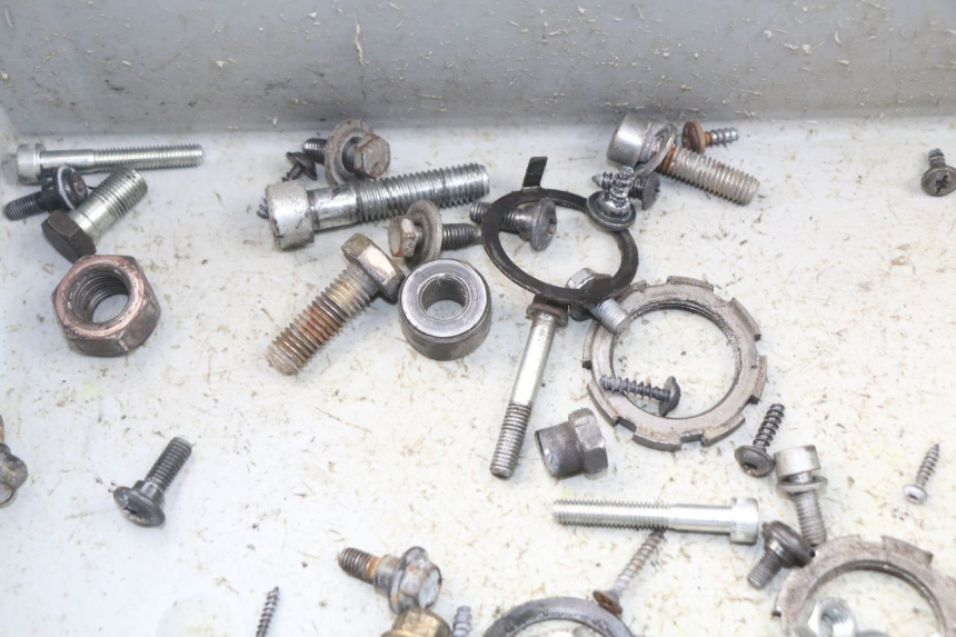 photo de SCREW FASTENER BAG PEUGEOT LUDIX 50 (2008 - 2017) - Zoom on usage condition