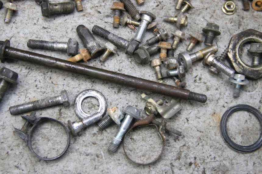 photo de SCREW FASTENER BAG PEUGEOT TWEET 4T 50 (2010 - 2014) - Zoom on usage condition