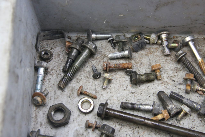 photo de SCREW FASTENER BAG PEUGEOT TWEET 4T 50 (2010 - 2014) - Fixing points details