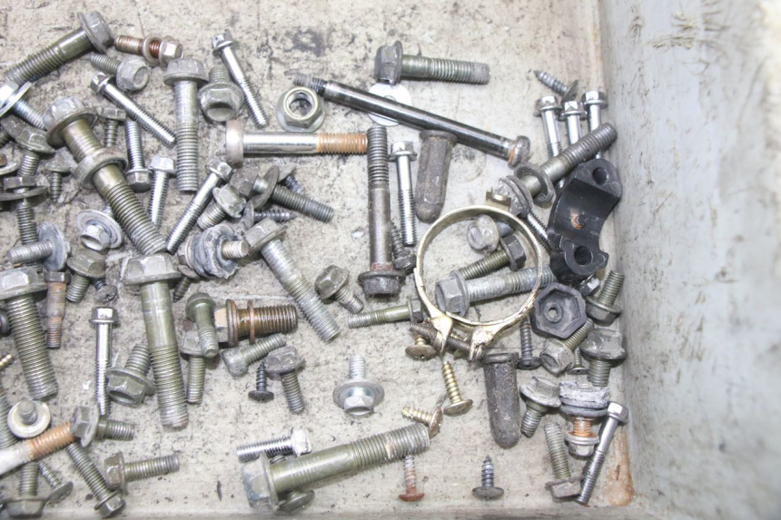 photo de SCREW FASTENER BAG PEUGEOT TWEET 4T 50 (2014 - 2019) - Zoom on usage condition