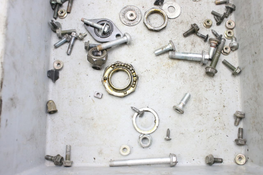 photo de SCREW FASTENER BAG PEUGEOT V-CLIC VCLIC 50 (2007 - 2013) - Alternative perspective