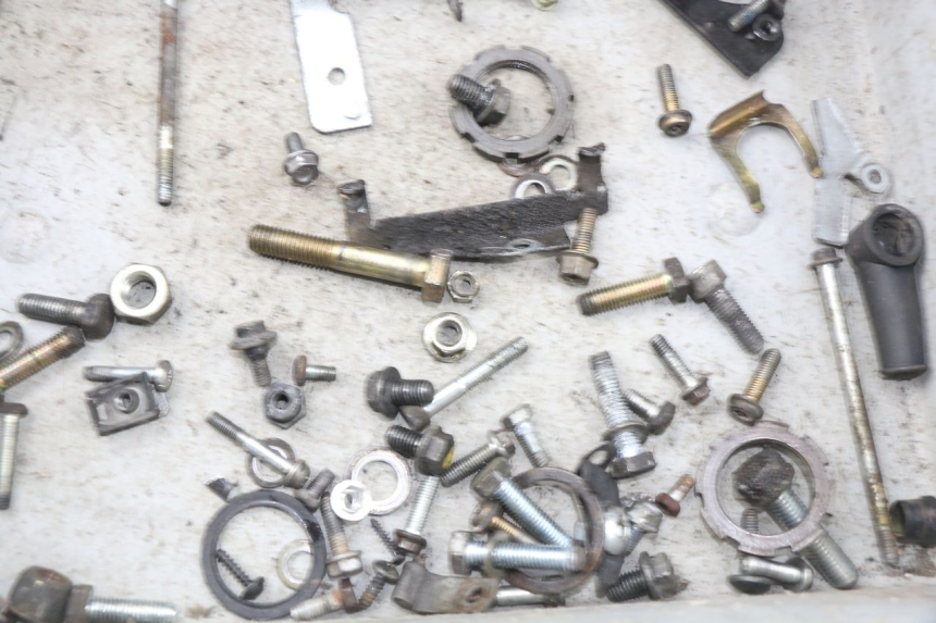 photo de SCREW FASTENER BAG PEUGEOT VIVACITY 50 (2004 - 2009) - Zoom on usage condition