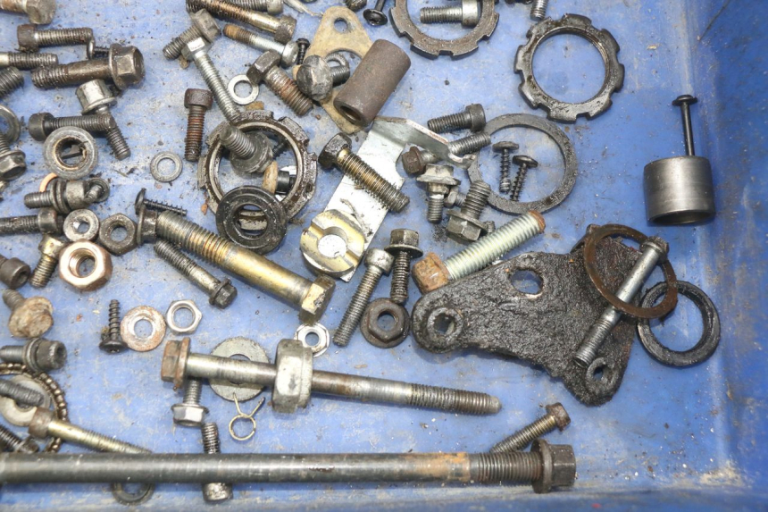 photo de SCREW FASTENER BAG PEUGEOT VIVACITY 50 (2004 - 2009) - Zoom on usage condition