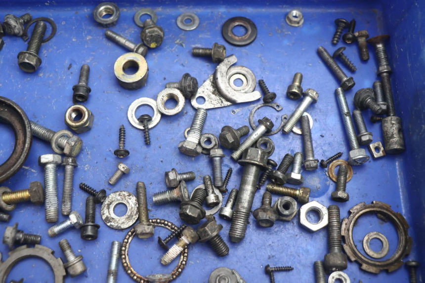 photo de SCREW FASTENER BAG PEUGEOT VIVACITY 50 (2004 - 2009) - Zoom on usage condition