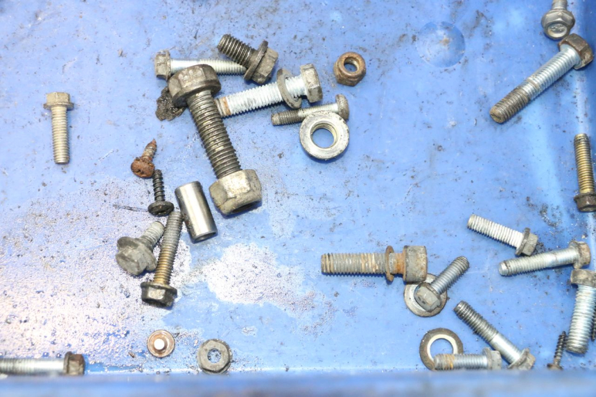 photo de SCREW FASTENER BAG PEUGEOT VIVACITY 50 (2004 - 2009) - Zoom on usage condition