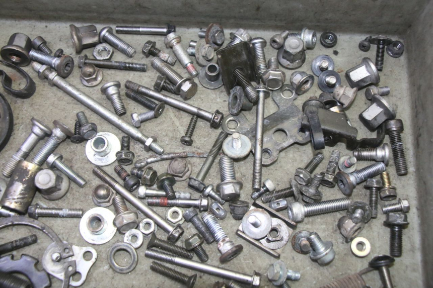 photo de SCREW HARDWARE BAG KAWASAKI ZR 7 750 (1999 - 2004) - Zoom on usage condition