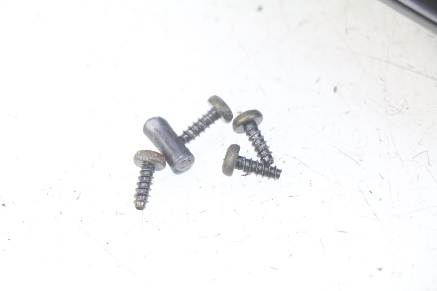 photo de WINDSHIELD PEUGEOT KISBEE 4T 50 (2010 - 2017) - Fixing points details