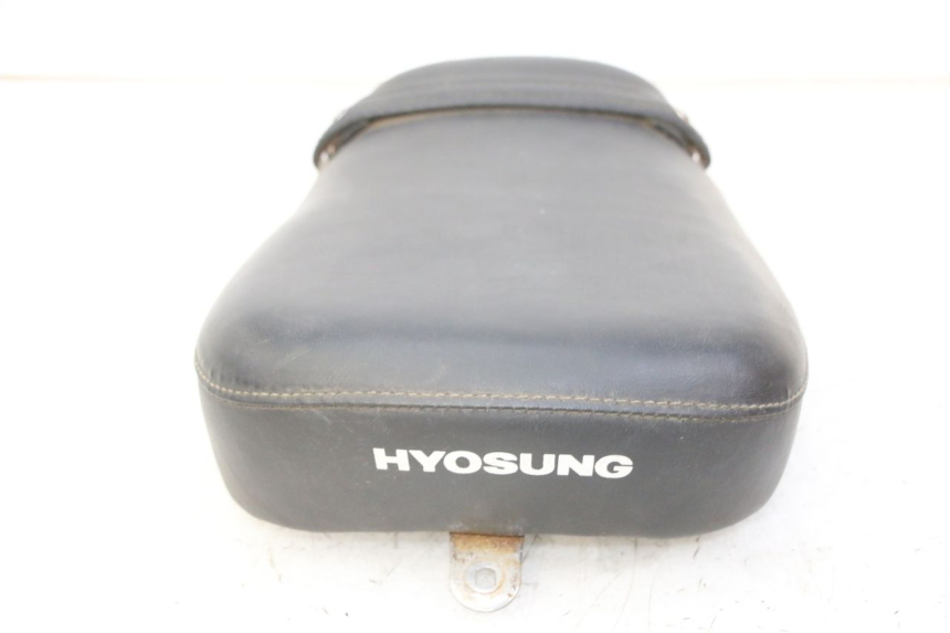 photo de Rear seat HYOSUNG GV AQUILA 125 (2000 - 2009) - Surface and material condition