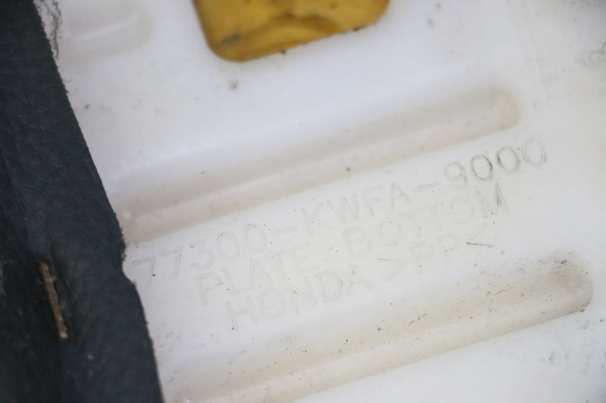 photo de REAR SEAT HONDA CBF 125 (2009 - 2015) - Zoom on usage condition