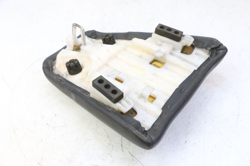 photo de REAR SEAT HONDA CBF 125 (2009 - 2015) - Fixing points details