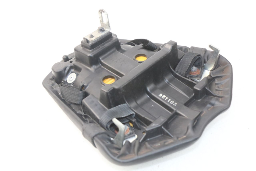 photo de REAR SEAT YAMAHA FZ8 800 (2010 - 2016) - Technical close-up