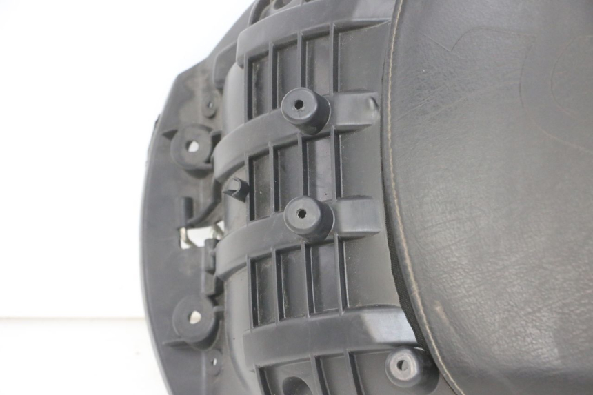 photo de REAR SEAT PEUGEOT SATELIS COMPRESSOR K15 125 (2006 - 2009) - Focus on structure