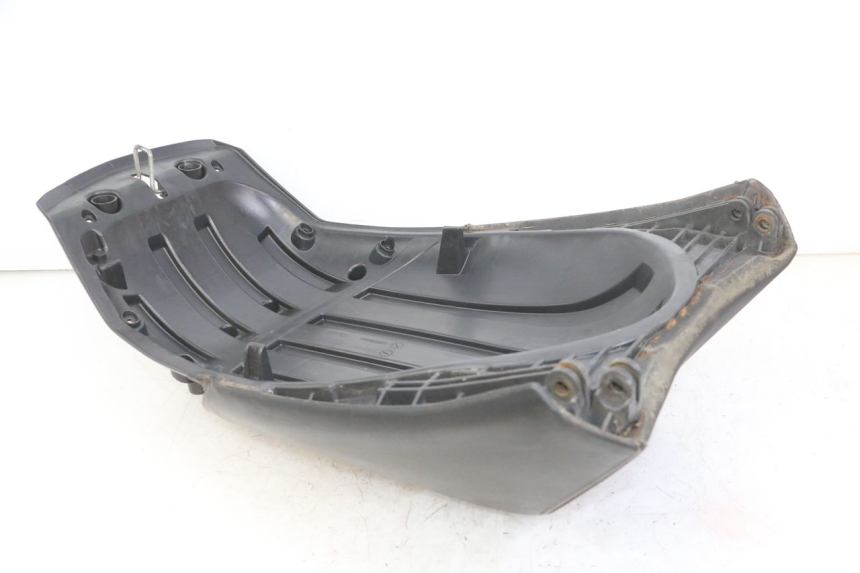 photo de REAR SEAT PEUGEOT SATELIS COMPRESSOR K15 125 (2006 - 2009) - Fixing points details