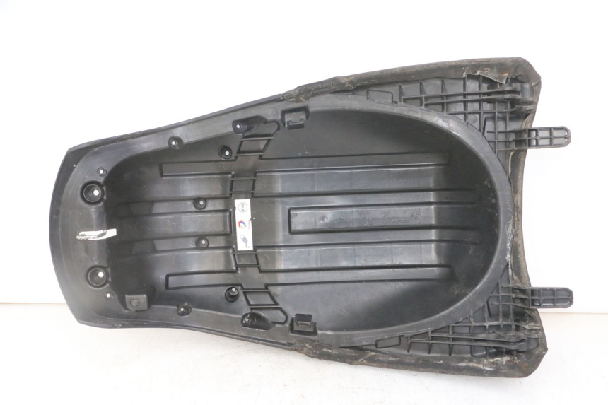 photo de REAR SEAT PEUGEOT SATELIS 125 (2013 - 2018) - Fixing points details