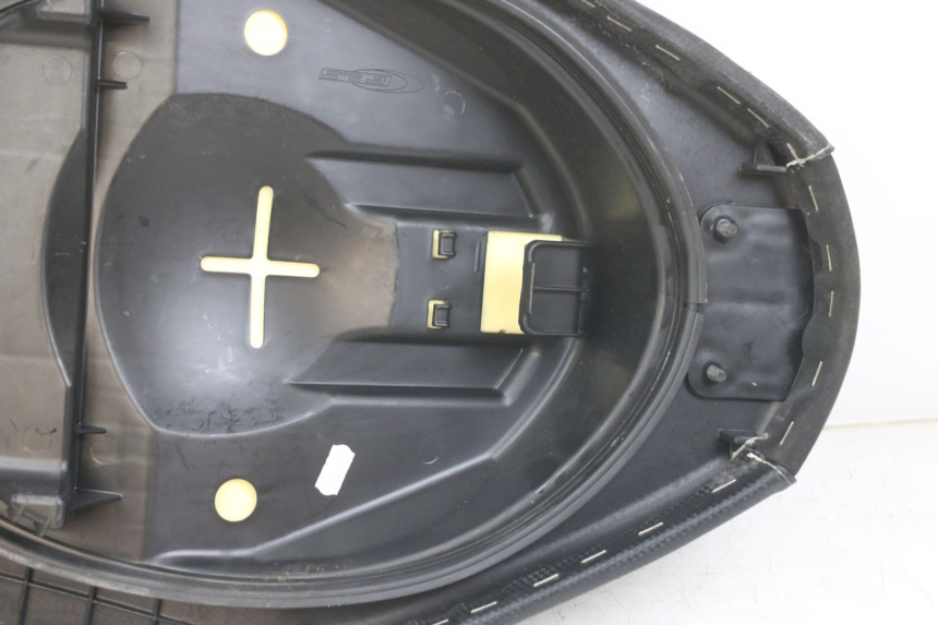 photo de FRONT SEAT YAMAHA AEROX 2T 50 (2013 - 2017) - Fixing points details