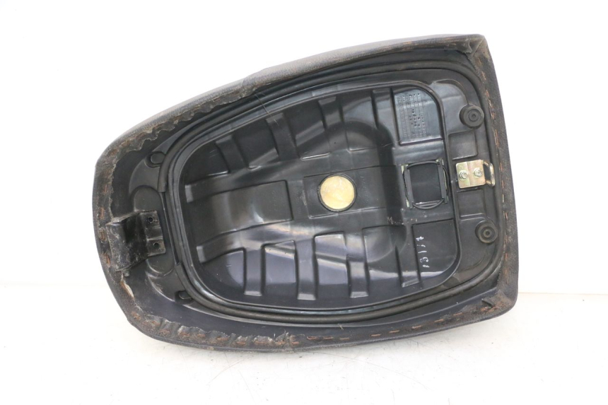 photo de FRONT SEAT KYMCO AGILITY 4T 10" 50 (2005 - 2018) - Fixing points details