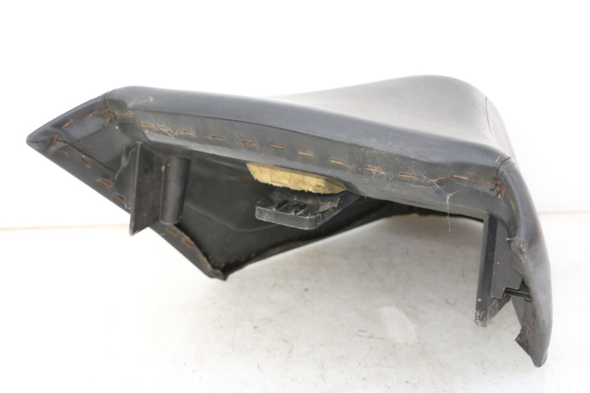 photo de FRONT SEAT PEUGEOT SATELIS COMPRESSOR K15 125 (2006 - 2009) - Technical close-up