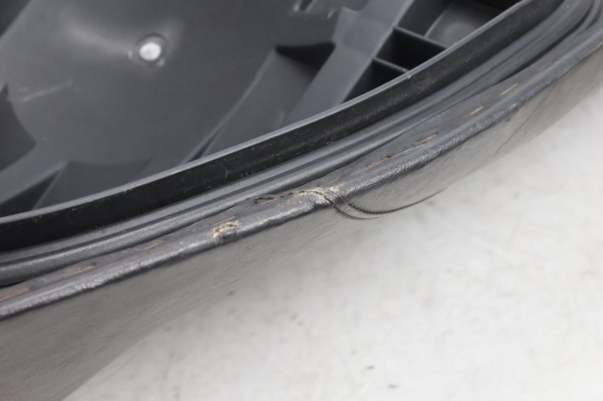 photo de FRONT SEAT DAELIM S2 125 (2006 - 2007) - Surface and material condition