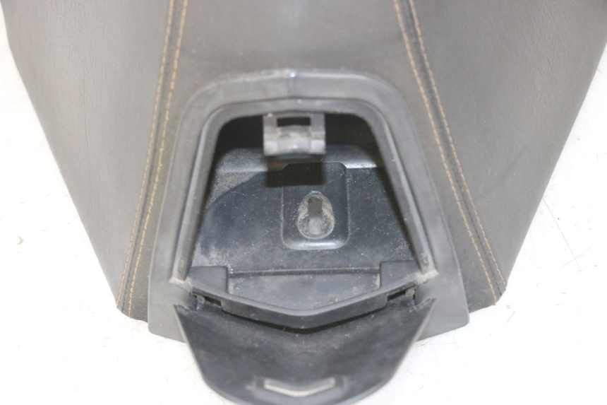photo de FRONT SEAT PEUGEOT SATELIS COMPRESSOR K15 125 (2006 - 2009) - High-resolution close-up