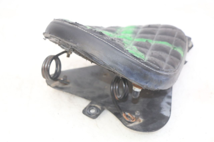 photo de FRONT SEAT DAELIM VL DAYSTAR 125 (2000 - 2011) - Fixing points details