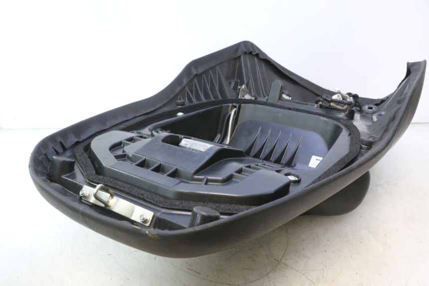 photo de SEAT SUZUKI BURGMAN EXECUTIVE ABS 650 (2006 - 2012) - Detailed visual inspection
