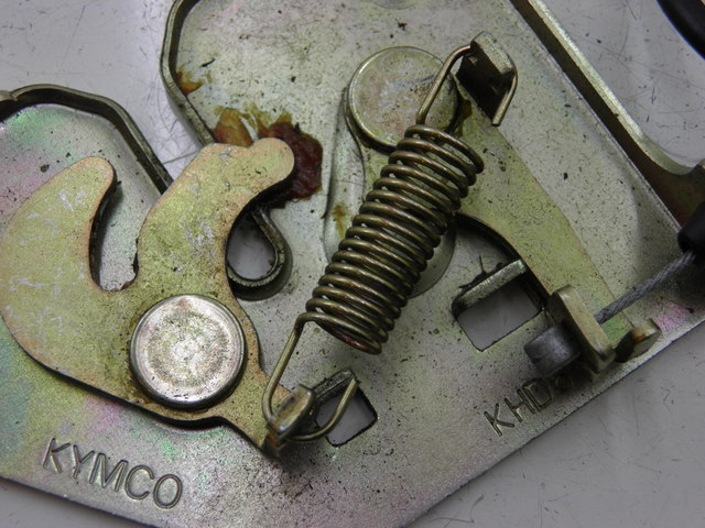 photo de SEAT LOCK SET KYMCO QUANNON NAKED 125 (2010) - Zoom on usage condition