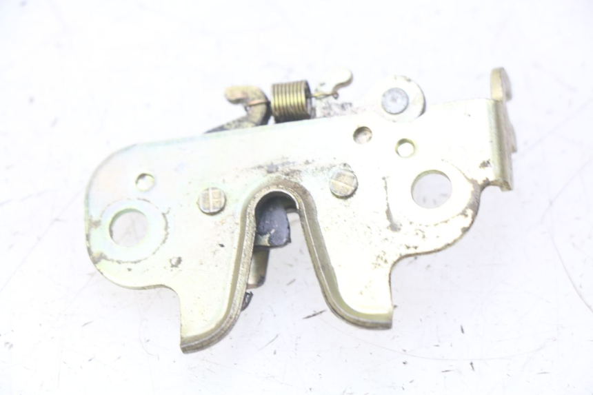 photo de SEAT LOCK PEUGEOT KISBEE 4T 50 (2010 - 2017) - Zoom on usage condition