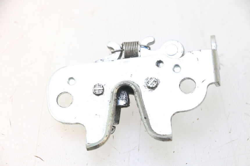 photo de SEAT LOCK SET PEUGEOT KISBEE 4T 50 (2023 - 2026) - Zoom on usage condition