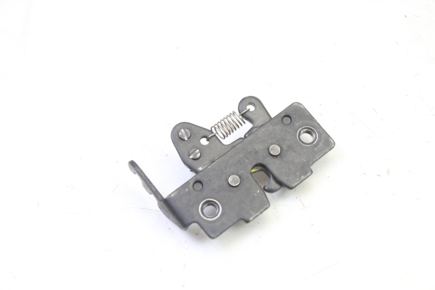 photo de SEAT LOCK SET PIAGGIO MP3 HPE 310 (2024 - 2025) - Zoom on usage condition