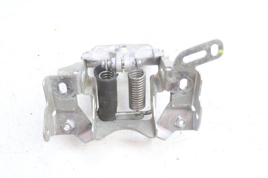 photo de SEAT LOCK SET YAMAHA N-MAX NMAX 125 (2021 - 2024) - Zoom on usage condition