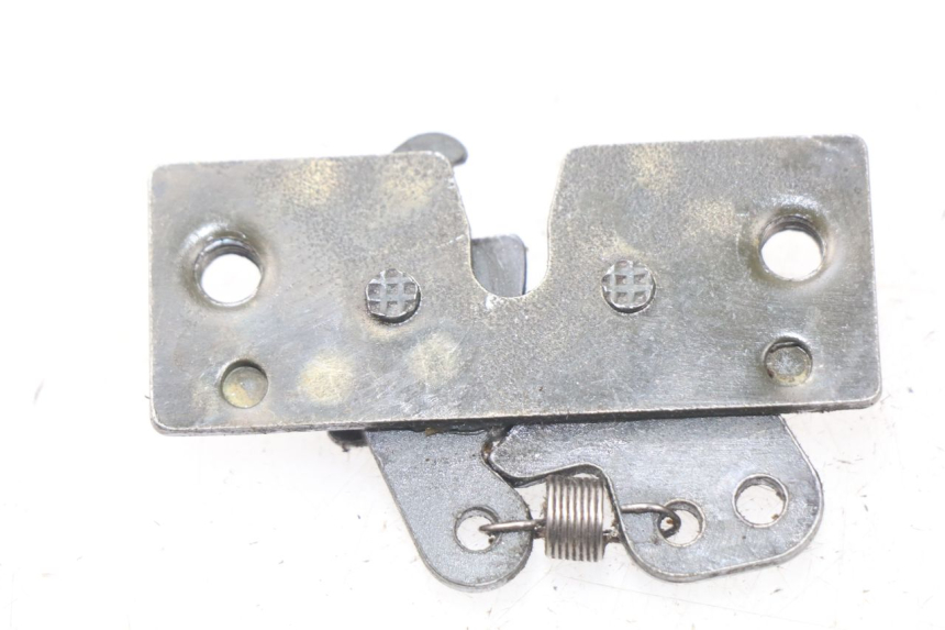 photo de SEAT LOCK SET PEUGEOT SATELIS 125 (2013 - 2018) - Zoom on usage condition