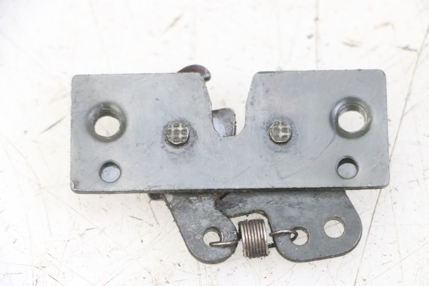 photo de SEAT LOCK SET PEUGEOT SATELIS 125 (2013 - 2018) - Zoom on usage condition