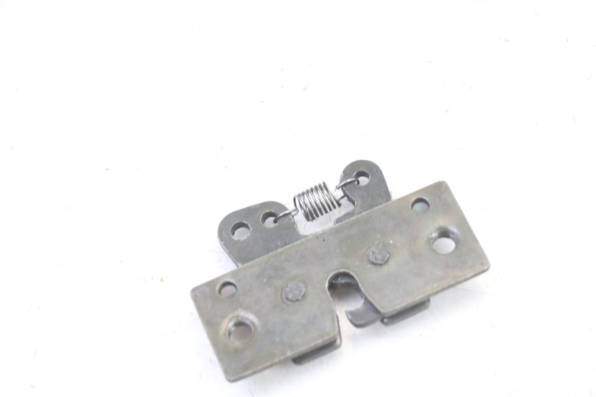 photo de SEAT LOCK SET PEUGEOT SATELIS 125 (2013 - 2018) - Zoom on usage condition