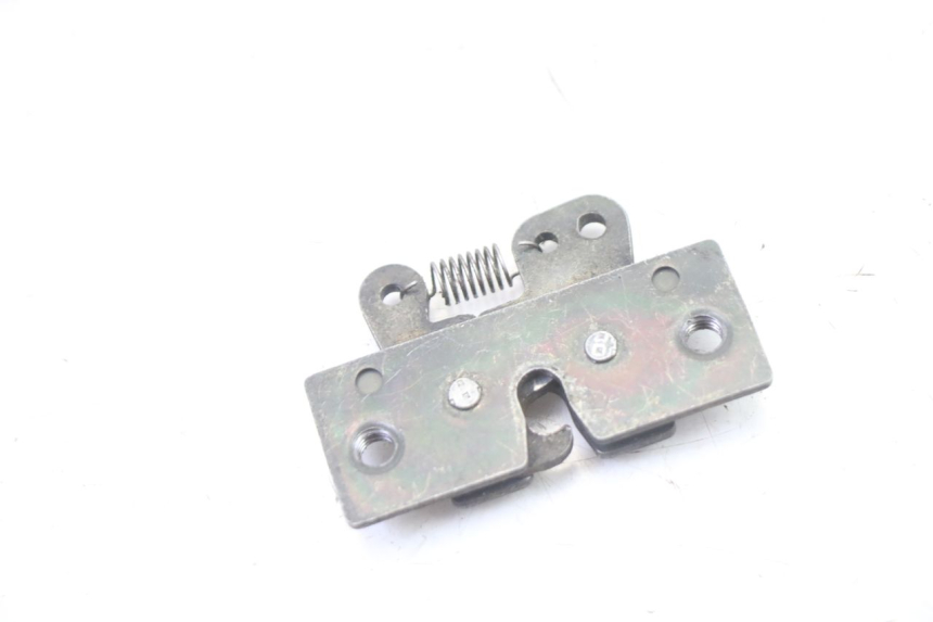 photo de SEAT LOCK SET PEUGEOT VIVACITY 50 (2004 - 2009) - Zoom on usage condition