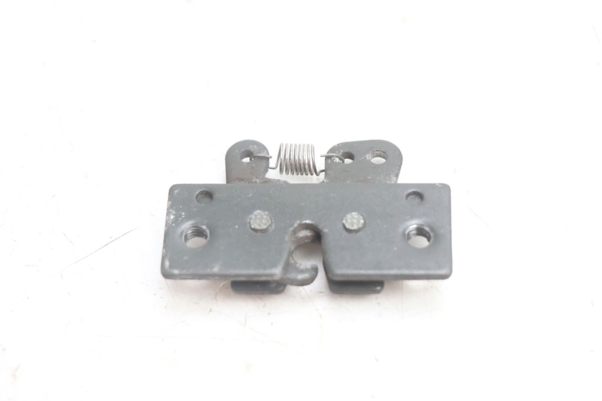 photo de SEAT LOCK SET PEUGEOT VIVACITY 50 (2004 - 2009) - Zoom on usage condition